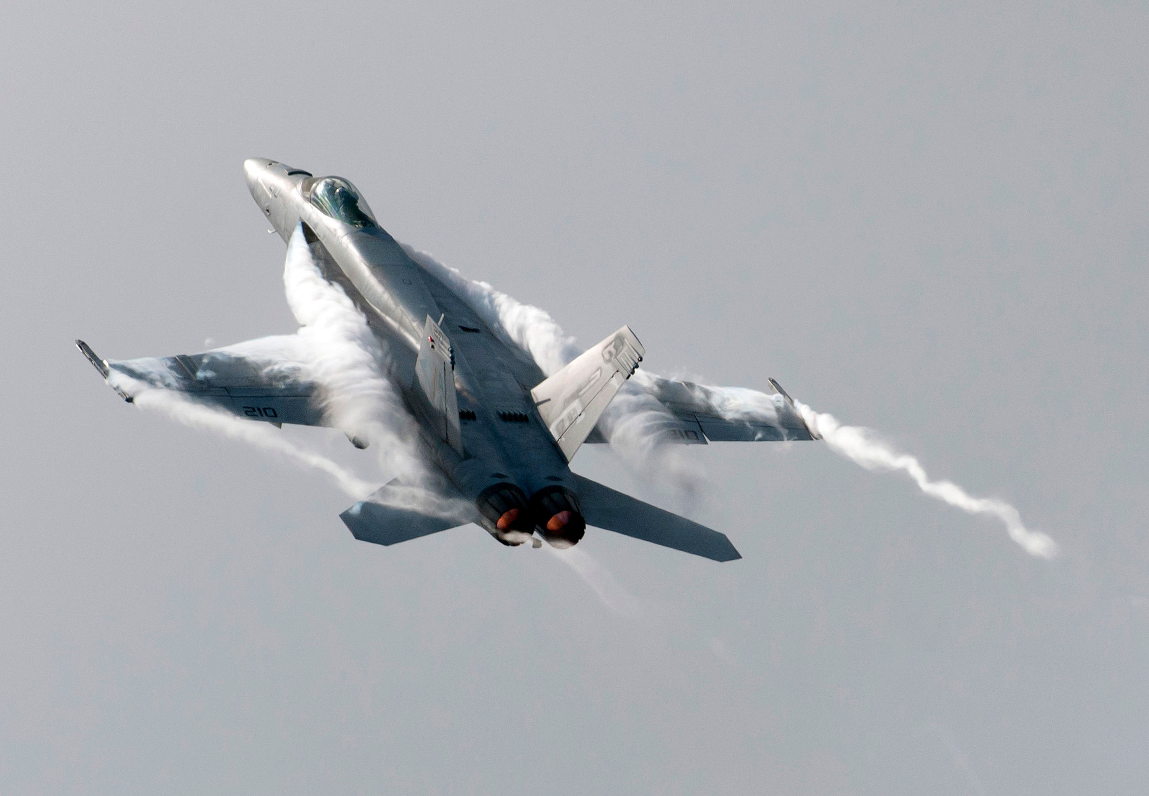 Us navy 110606 n dr144 314 an f a 18e super hornet assigned to strike fighter squadron vfa 81 maneuvers over the nimitz class aircraft carrier us