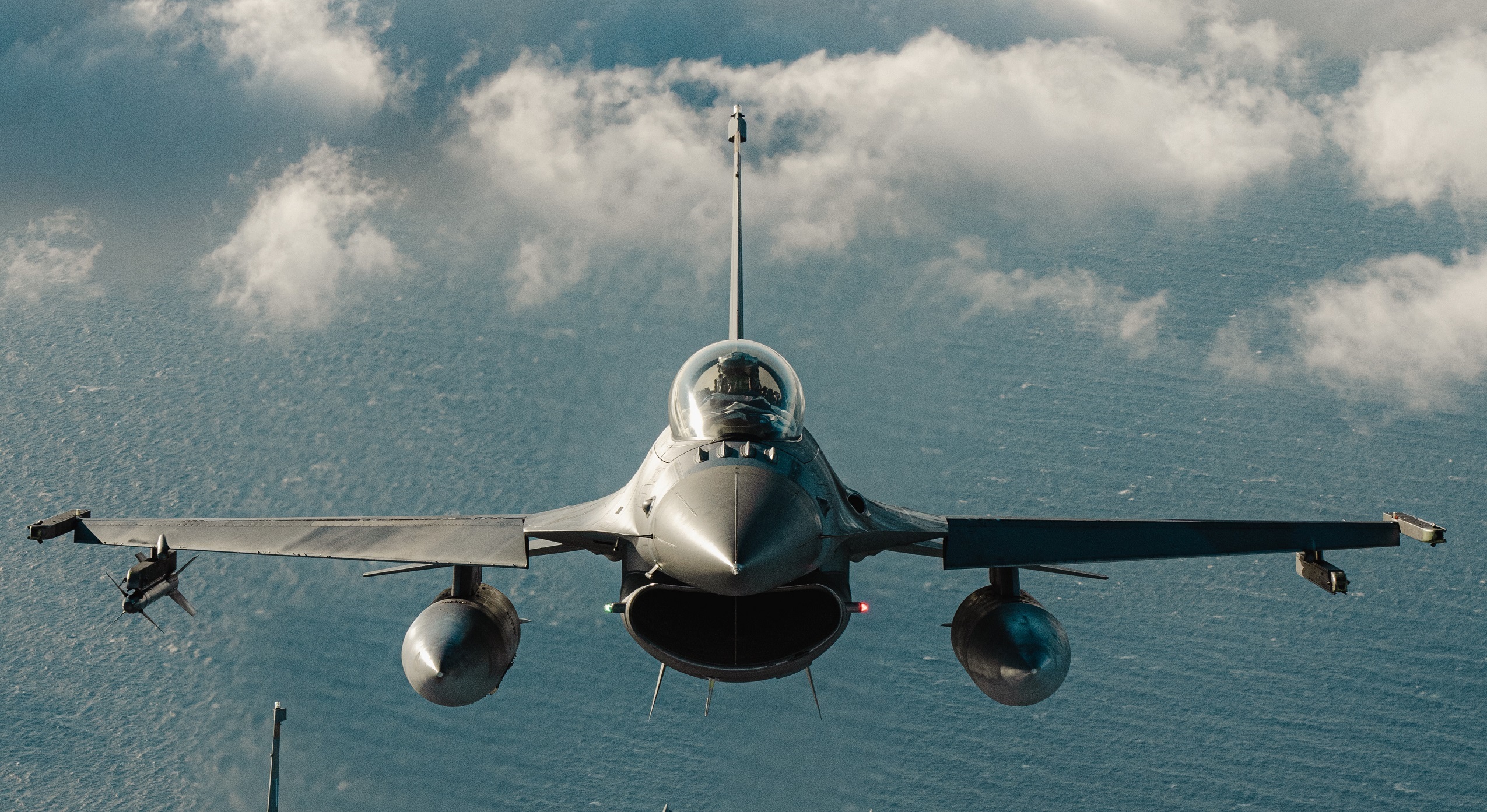 F 16 C Grece face sujet US Do D