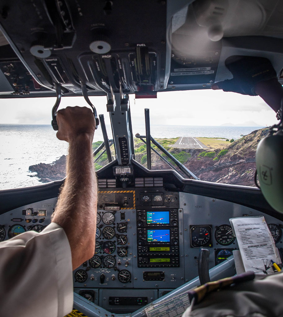 Landing at juancho yrausquin airport saba