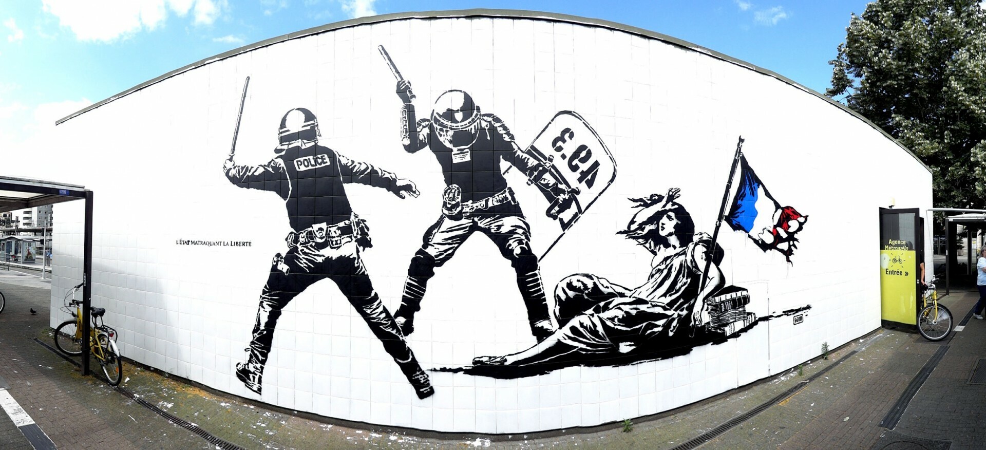 Létat matraquant la liberté Liberty Down fresque polémique Goin Grenoble France 20161 1920x876